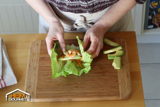Die Salatblätter falten