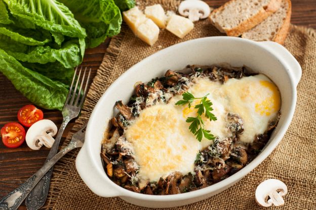 Überbackene Champignons mit Ei und Parmesan