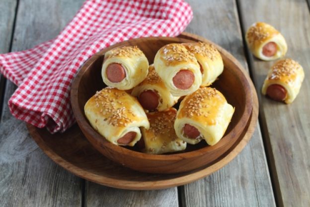 Knackige WÜRSTCHEN im Teigmantel mit Ziegenfrischkäse und Sesam