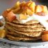 Vegane Kürbis-Pfannkuchen mit Apfel-Zimt-Topping
