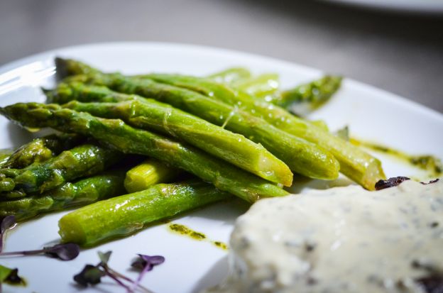 Spargel mit Gorgonzolasoße
