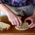Brot mit Knoblauch abreiben