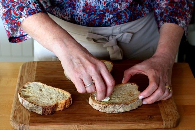 Brot mit Knoblauch abreiben