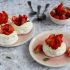 Mini-Pavlovas mit Erdbeeren