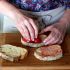 Brot mit Tomate einreiben