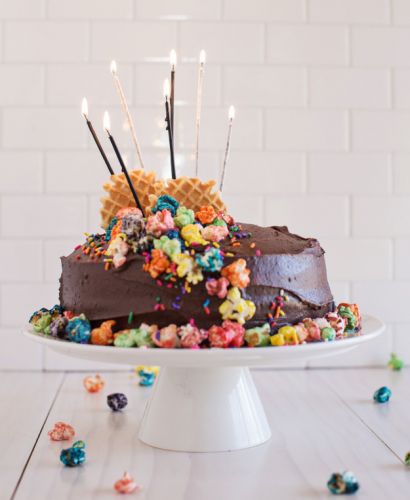 Buntes Popcorn als Kuchen-Topping