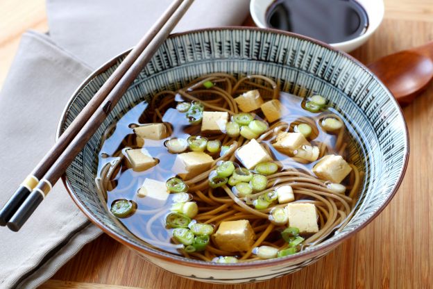 Brühe mit Soba Nudeln, Tofu und Frühlingszwiebel