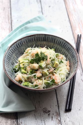 Reisnudelsalat mit Garnelen und Avocado