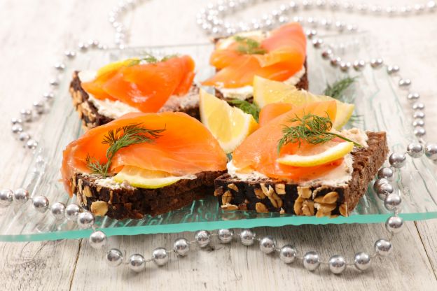 Lachshäppchen auf Schwarzbrot