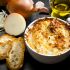 Französische Zwiebelsuppe mit Käse überbacken
