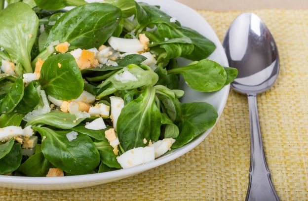 Feldsalat mit hartgekochten Eiern