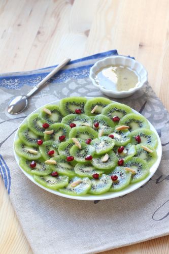 Carpaccio aus Kiwi und Granatapfelkernen und Vanillesirup