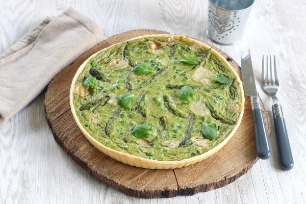 Quiche mit grünem Spargel, Erbsen und Feldsalat