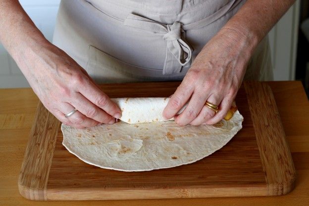 Die Tortilla weiter einrollen