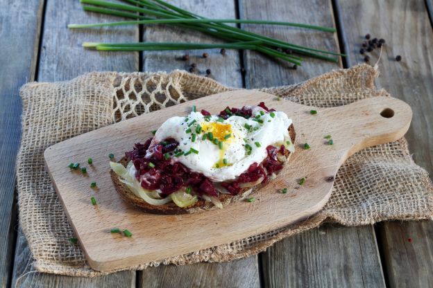 3. Bruschetta mit Ei und Schalotten-Weinsauce