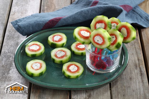 Gurkenhäppchen am Stiel mit Lachs und Blauschimmelkäse