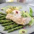 Kabeljau an grünem Spargel mit Kräutersoße