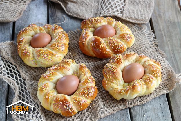 Frisch gebackene Osternester aus Hefeteig