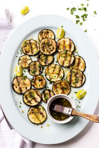 Gegrillte Zucchini mit Zitrone und Knoblauch