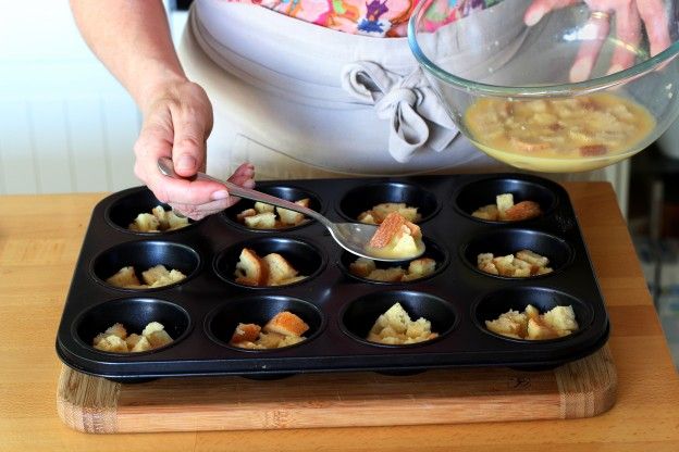 Die Muffinform füllen