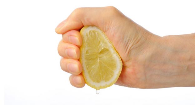 Zitronensaft zur wäsche geben