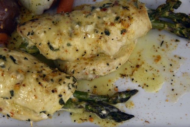 Mit Spargel gefüllte Hähnchenbrust