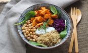 Gesund & reichhaltig: Die Buddha-Bowl mit Süßkartoffel, Quinoa und Joghurtsoße