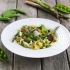 Grüner Nudelsalat mit Erbsen, Artischockenherzen und grünem Spargel