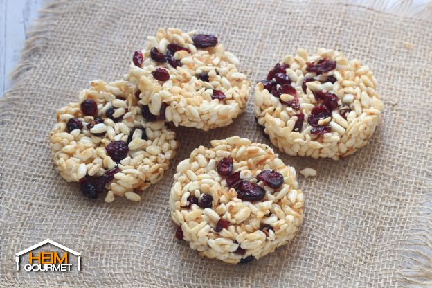 Kekse aus Puffreis mit Kokos und Cranberries