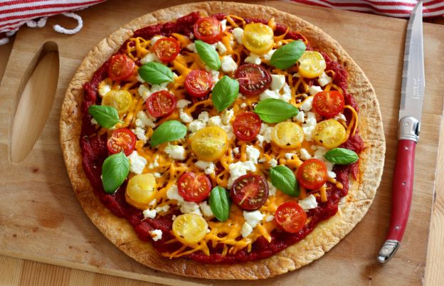 Pizza - Gemüseteig und leichter Belag