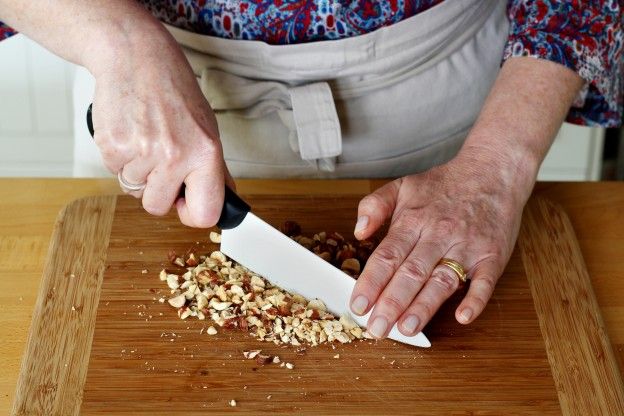 Haselnüsse zerkleinern