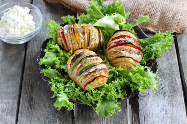 Schwedische Fächerkartoffeln mit Paprika und Frischkäse