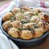 Herzhaftes Monkey-Bread mit Pesto und Parmesan