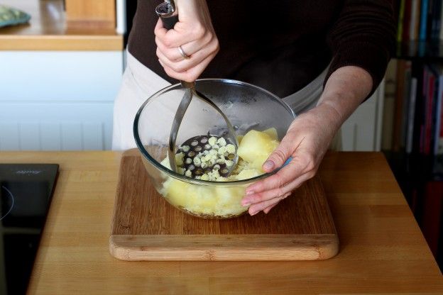 Die Kartoffeln stampfen