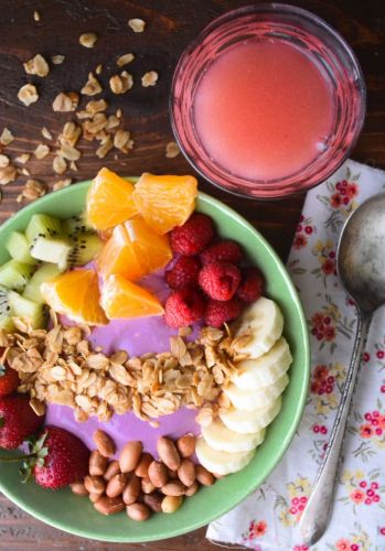 Smoothie-Bowl mit Früchten