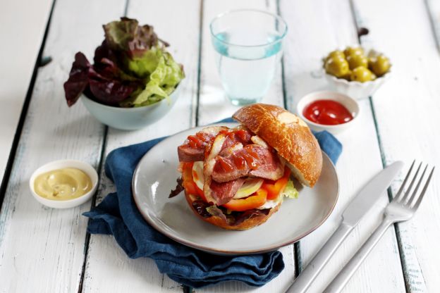 Gourmetburger mit knuspriger Entenbrust und selbstgebackenem Laugenbrötchen