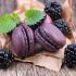 Macarons mit Brombeeren