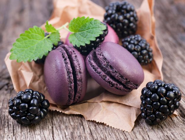 Macarons mit Brombeeren