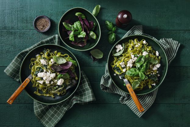 Tagliatelle mit Pesto und Feta