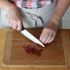 Getrocknete Tomaten in Würfel schneiden