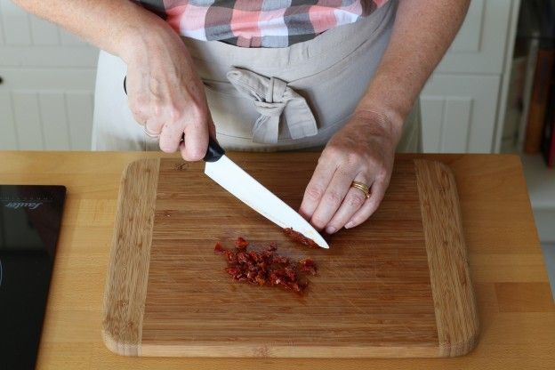 Getrocknete Tomaten in Würfel schneiden