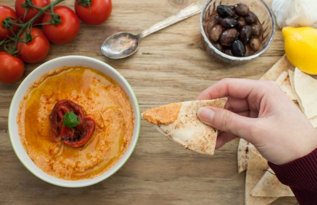 Getoastete Pita mit Hummus und Oliven