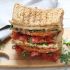 Deluxesandwich mit Bacon, Käse und Rucola