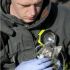Brett Cunniff, Feuerwehrmann aus Missoula, USA, rettete 2011 ein Kätzchen aus einem brennenden Haus. Es war ohnmächtig, bis er es beatmete...