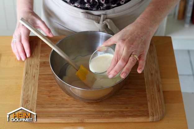 Am Vortag eine Schokoladenganache herstellen