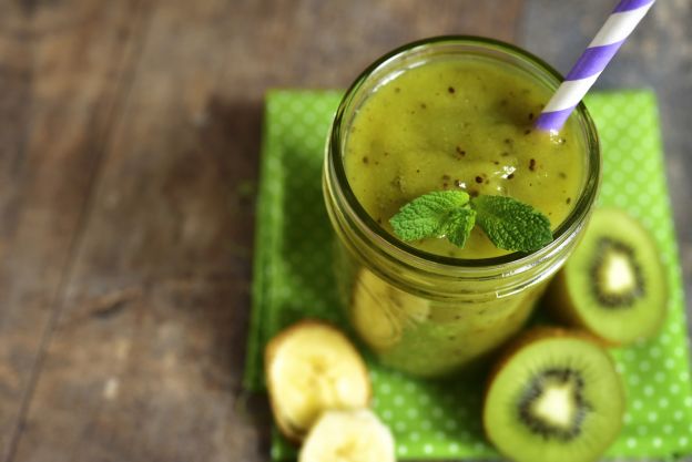 trinke regelmässig frisch gepresste säfte oder smoothies