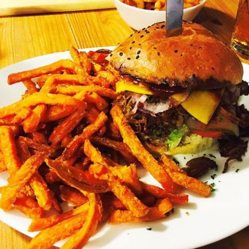 Hamburger und Pommes Frites