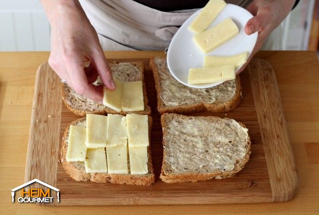 Mit Käse belegen