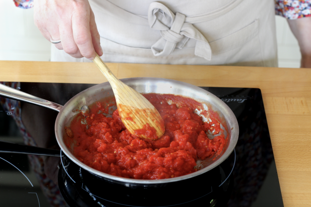 Probieren beim Kochen