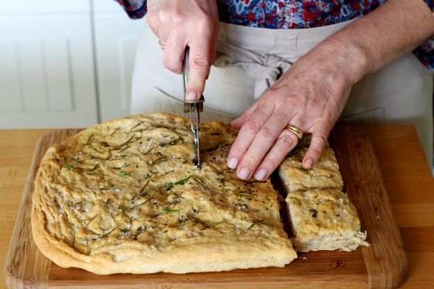 Die Focaccia schneiden